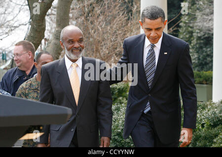 10. März 2010 - Washington, DC, USA - 10. März 2010 - Washington, District Of Columbia, USA - Präsident BARACK OBAMA und haitianischen Präsidenten RENÆ' PRÆ'VAL nach einem Gespräch mit der Presse im Rose Garden nach ihrem treffen.  Präsident Préval dankte der Vereinigten Staaten für die Hunderte von Millionen Stockfoto
