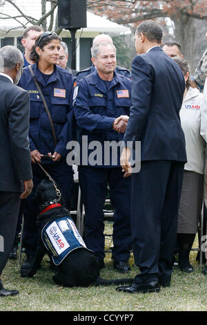 10. März 2010 - Washington, DC, USA - 10. März 2010 - Washington, District Of Columbia, USA - Präsident BARACK OBAMA und haitianischen Präsidenten RENÆ' PRÆ'VAL Handschlag mit Einsatzkräften, die in der Nachmahd des 12. Januar geholfen Erdbeben in Haiti.  Präsident Préval dankte der Vereinten Stockfoto