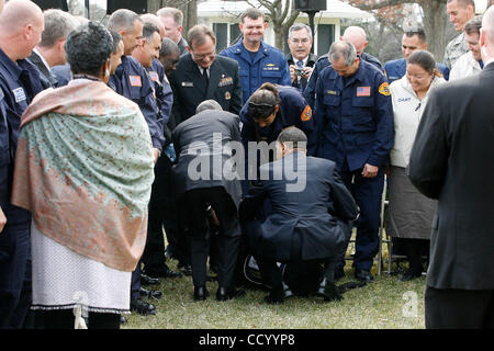 10. März 2010 - Washington, DC, USA - 10. März 2010 - Washington, District Of Columbia, USA - Präsident BARACK OBAMA und haitianischen Präsidenten RENÆ' PRÆ'VAL biegen um Haustier-eine städtische Suche und Rettung Hund geholfen in der Nachmahd des 12. Januar über Erdbeben.  Präsident Préval dankte der Vereinten Stockfoto