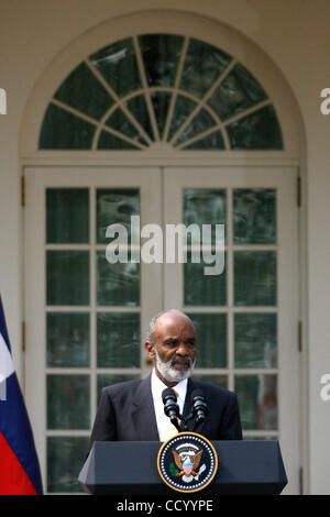 10. März 2010 - Washington, DC, USA - 10. März 2010 - Washington, District Of Columbia, USA - Präsident BARACK OBAMA und haitianischen Präsidenten RENÆ' PRÆ'VAL nach einem Gespräch mit der Presse im Rose Garden nach ihrem treffen.  Präsident Préval dankte der Vereinigten Staaten für die Hunderte von Millionen Stockfoto