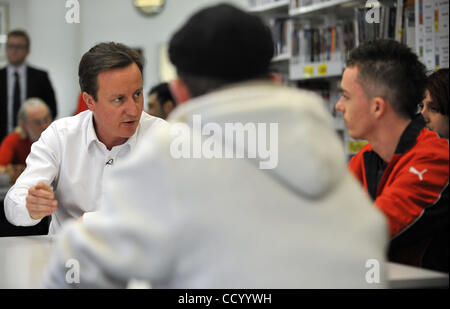 15. März 2010 im Gespräch mit Studenten am College in Lewisham, London, Montag, 15. März 2010 - London, UK - Führer der britischen Konservativen David Cameron. Foto: Andrew Parsons. (Kredit-Bild: © Andrew Parsons/ZUMApress.com) Stockfoto