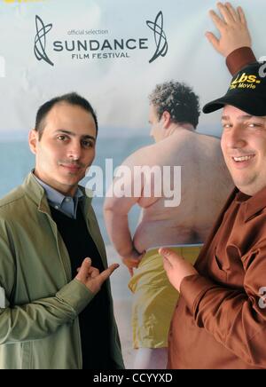 17. März 2010 - Manhattan, New York, USA - MATTHEW BONIFACIO (L), Regisseur, Produzent und Co-Autor von "Lbs", der Film und CARMINE FAMIGLIETTI (R), Schriftsteller, Schauspieler und Produzent von "Pfund", dem Film, fotografiert im Dorf East Kino 2nd Avenue East 12th Street.  (Kredit-Bild: © Bryan Smith/ZUMA Stockfoto