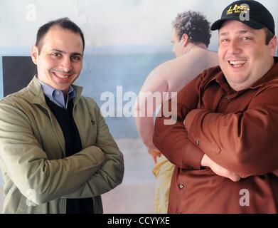 17. März 2010 - Manhattan, New York, USA - MATTHEW BONIFACIO (L), Regisseur, Produzent und Co-Autor von "Lbs", der Film und CARMINE FAMIGLIETTI (R), Schriftsteller, Schauspieler und Produzent von "Pfund", dem Film, fotografiert im Dorf East Kino 2nd Avenue East 12th Street.  (Kredit-Bild: © Bryan Smith/ZUMA Stockfoto