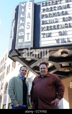 17. März 2010 - Manhattan, New York, USA - MATTHEW BONIFACIO (L), Regisseur, Produzent und Co-Autor von "Lbs", der Film und CARMINE FAMIGLIETTI (R), Schriftsteller, Schauspieler und Produzent von "Pfund", dem Film, fotografiert im Dorf East Kino 2nd Avenue East 12th Street.  (Kredit-Bild: © Bryan Smith/ZUMA Stockfoto