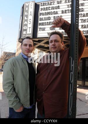 17. März 2010 - Manhattan, New York, USA - MATTHEW BONIFACIO (L), Regisseur, Produzent und Co-Autor von "Lbs", der Film und CARMINE FAMIGLIETTI (R), Schriftsteller, Schauspieler und Produzent von "Pfund", dem Film, fotografiert im Dorf East Kino 2nd Avenue East 12th Street.  (Kredit-Bild: © Bryan Smith/ZUMA Stockfoto