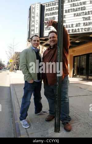 17. März 2010 - Manhattan, New York, USA - MATTHEW BONIFACIO (L), Regisseur, Produzent und Co-Autor von "Lbs", der Film und CARMINE FAMIGLIETTI (R), Schriftsteller, Schauspieler und Produzent von "Pfund", dem Film, fotografiert im Dorf East Kino 2nd Avenue East 12th Street.  (Kredit-Bild: © Bryan Smith/ZUMA Stockfoto