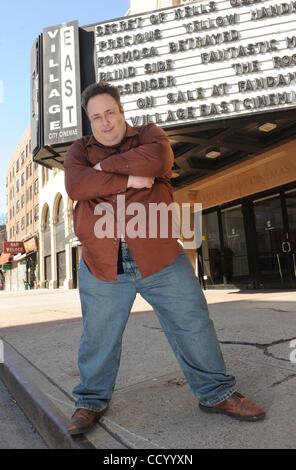 17. März 2010 - Manhattan, New York, USA - CARMINE FAMIGLIETTI, Schriftsteller, Schauspieler und Produzent von "Pfund", dem Film, fotografiert im Dorf East Kino, 2nd Avenue East 12th Street.  (Kredit-Bild: © Bryan Smith/ZUMA Press) Einschränkungen: * New York City Zeitungen Rechte heraus * Stockfoto