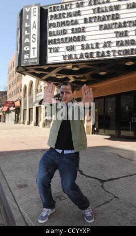 17. März 2010 fotografiert - Manhattan, New York, USA - MATTHEW BONIFACIO, Regisseur, Produzent und Co-Autor von "Lbs", dem Film, im Dorf East Kino, 2nd Avenue East 12th Street.  (Kredit-Bild: © Bryan Smith/ZUMA Press) Einschränkungen: * New York City Zeitungen Rechte heraus * Stockfoto