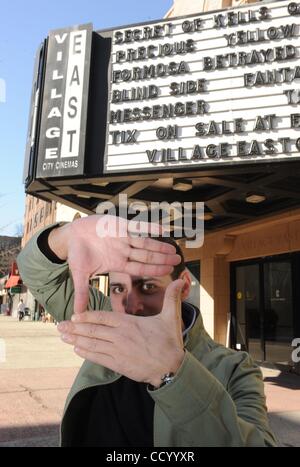 17. März 2010 fotografiert - Manhattan, New York, USA - MATTHEW BONIFACIO, Regisseur, Produzent und Co-Autor von "Lbs", dem Film, im Dorf East Kino, 2nd Avenue East 12th Street.  (Kredit-Bild: © Bryan Smith/ZUMA Press) Einschränkungen: * New York City Zeitungen Rechte heraus * Stockfoto