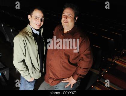 17. März 2010 - Manhattan, New York, USA - MATTHEW BONIFACIO (L), Regisseur, Produzent und Co-Autor von "Lbs", der Film und CARMINE FAMIGLIETTI (R), Schriftsteller, Schauspieler und Produzent von "Pfund", dem Film, fotografiert im Dorf East Kino 2nd Avenue East 12th Street.  (Kredit-Bild: © Bryan Smith/ZUMA Stockfoto