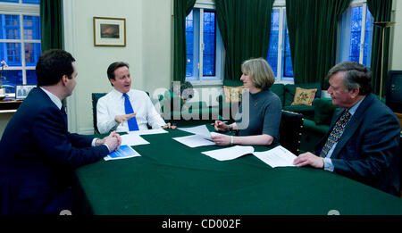 23. März 2010 - London, UK - Führer der britischen Konservativen David Cameron beschreibt den Haushalt am Vorabend des Haushalts mit George Osborne (L) Schatten Kanzler des Finanzministeriums, Theresa kann Schatten Staatssekretär für Arbeit und Renten und Kenneth Clarke (weit Righ Schattenminister für Frauen Stockfoto