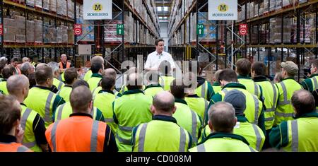 29. März 2010 spricht - Sittingborne, UK - der Führer der Konservativen David Cameron Beschäftigten an Morrisons Distributionszentrum in Sittingbourne, Kent. (Kredit-Bild: © Andrew Parsons/ZUMApress.com) Stockfoto