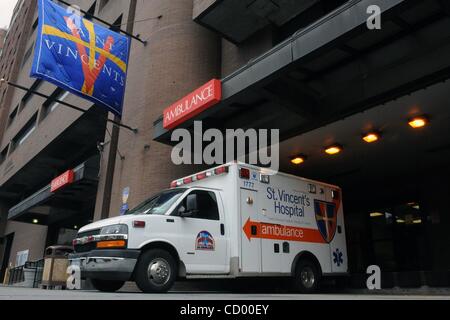 9. April 2010 - Manhattan, New York, USA - zieht ein Krankenwagen mit einem der letzten Patienten in der Notaufnahme auf St. Vincent. Ab 10:00 heute Morgen hat die Feuerwehr aufgehört Krankenwagen zu St. Vincent Catholic Medical Center in Greenwich Village. Die überschuldeten Stockfoto