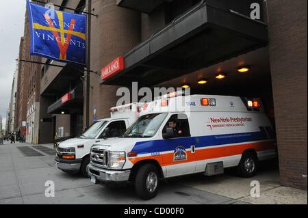 9. April 2010 - Manhattan, New York, USA - zieht ein Krankenwagen mit einem der letzten Patienten in der Notaufnahme auf St. Vincent. Ab 10:00 heute Morgen hat die Feuerwehr aufgehört Krankenwagen zu St. Vincent Catholic Medical Center in Greenwich Village. Die überschuldeten Stockfoto