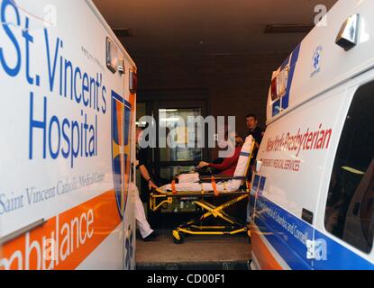 9. April 2010 zugelassen - Manhattan, New York, USA - einer der letzten Patienten in der Notaufnahme auf St. Vincent. Ab 10:00 heute Morgen hat die Feuerwehr aufgehört Krankenwagen zu St. Vincent Catholic Medical Center in Greenwich Village. Klinikum verschuldeten ist geplant, um in der Nähe Stockfoto