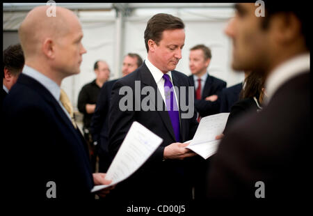 13. April 2010 - London, UK - Führer der britischen Konservativen David Cameron startet die konservative Partei Manifest an der Battersea Power Station, Dienstag, 13. April 2010, Foto von Andrew Parsons (Credit-Bild: © Andrew Parsons/ZUMApress.com) Stockfoto