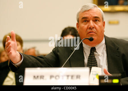 15. April 2010 - Washington, DC, USA - Washington, D.C. - 15. April 2010: JOHN POTTER, Postmaster general und CEO des United States Postal Service zeugt vor House Oversight and Government Reform Committee.  Potter erklärte, dass die U.S. Postal Service in ernsten finanziellen Schwierigkeiten Stockfoto