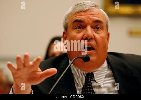 15. April 2010 - Washington, DC, USA - Washington, D.C. - 15. April 2010: JOHN POTTER, Postmaster general und CEO des United States Postal Service zeugt vor House Oversight and Government Reform Committee.  Potter erklärte, dass die U.S. Postal Service in ernsten finanziellen Schwierigkeiten Stockfoto