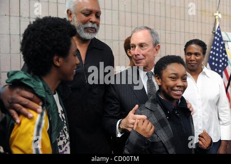 21. April 2010 - Manhattan, New York, USA - Bürgermeister MICHAEL BLOOMBERG mit den Schülern Kimani Emmanuel und Jordan Taylor, Präsident Harlem School of the Arts Parent Association Ephraim Emmanuel und Sheila Edwards.  Bürgermeister Michael Bloomberg mit lokalen gewählten Beamten und Unterstützern kündigt die Harlem-Sch Stockfoto