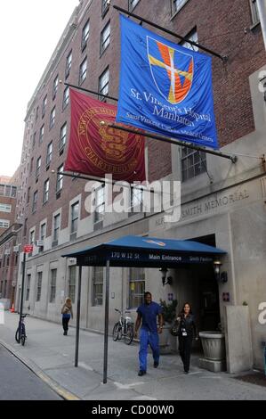 21. April 2010 wurden als die 160 - Jahre alten Institution will die meisten seiner Patienten Leistungen nach dem gescheiterten Versuch einer massiven schuldenfrei werden Betrieb einstellen - Manhattan, New York, USA - das letzte Banner hängen als Schilder und Banner von St. Vincent Catholic Medical Center in Greenwich Village entfernt. Stockfoto