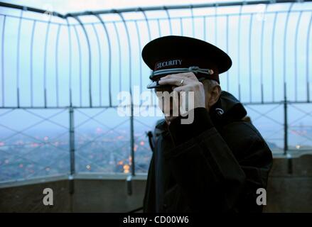 21. April 2010 - Manhattan, New York, USA - ein Wachmann auf der 86. Etage Aussichtsplattform des Empire State Building.  (Kredit-Bild: © Bryan Smith/ZUMA Press) Stockfoto