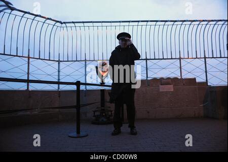 21. April 2010 - Manhattan, New York, USA - ein Wachmann auf der 86. Etage Aussichtsplattform des Empire State Building.  (Kredit-Bild: © Bryan Smith/ZUMA Press) Stockfoto