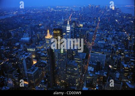 21. April 2010 - Manhattan, New York, USA - Lower Manhattan aus der 86. Etage Beobachtung deck auf das Empire State Building.  (Kredit-Bild: © Bryan Smith/ZUMA Press) Stockfoto