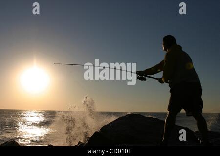 25. April 2010 - Mar del Plata, Buenos Aires, Argentinien - Fischer genießen der frühen Morgensonne Herbst als im Herbst. Mar Del Plata ist Synonym für das ganze Jahr über Angeln. (Bild Kredit: Ryan Noble/ZUMApress.com ©) Stockfoto