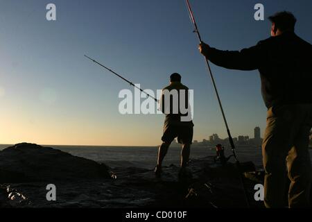 25. April 2010 - Mar del Plata, Buenos Aires, Argentinien - Fischer genießen der frühen Morgensonne Herbst als im Herbst. Mar Del Plata ist Synonym für das ganze Jahr über Angeln. (Bild Kredit: Ryan Noble/ZUMApress.com ©) Stockfoto