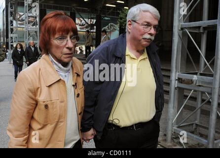 27. April 2010 besuchen - Manhattan, New York, USA - DON und FRIEDA FONS, Großeltern von Nathaniel Fons St. Patricks Kathedrale auf der Fifth Avenue nach einer Anhörung beim Familiengericht. Nathaniel Fons wurde am Dom am vergangenen Dienstag von Freunden seiner Mutter verlassen, die für Counterfei eingesperrt war Stockfoto