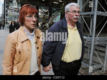 27. April 2010 besuchen - Manhattan, New York, USA - DON und FRIEDA FONS, Großeltern von Nathaniel Fons St. Patricks Kathedrale auf der Fifth Avenue nach einer Anhörung beim Familiengericht. Nathaniel Fons wurde am Dom am vergangenen Dienstag von Freunden seiner Mutter verlassen, die für Counterfei eingesperrt war Stockfoto