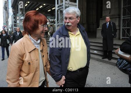 27. April 2010 besuchen - Manhattan, New York, USA - DON und FRIEDA FONS, Großeltern von Nathaniel Fons St. Patricks Kathedrale auf der Fifth Avenue nach einer Anhörung beim Familiengericht. Nathaniel Fons wurde am Dom am vergangenen Dienstag von Freunden seiner Mutter verlassen, die für Counterfei eingesperrt war Stockfoto