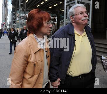 27. April 2010 besuchen - Manhattan, New York, USA - DON und FRIEDA FONS, Großeltern von Nathaniel Fons St. Patricks Kathedrale auf der Fifth Avenue nach einer Anhörung beim Familiengericht. Nathaniel Fons wurde am Dom am vergangenen Dienstag von Freunden seiner Mutter verlassen, die für Counterfei eingesperrt war Stockfoto