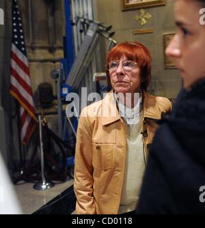 27. April 2010 besuchen - Manhattan, New York, USA - DON und FRIEDA FONS, Großeltern von Nathaniel Fons St. Patricks Kathedrale auf der Fifth Avenue nach einer Anhörung beim Familiengericht. Nathaniel Fons wurde am Dom am vergangenen Dienstag von Freunden seiner Mutter verlassen, die für Counterfei eingesperrt war Stockfoto