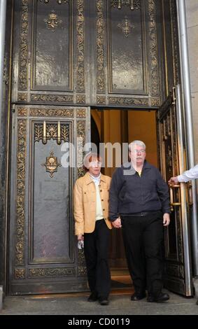 27. April 2010 besuchen - Manhattan, New York, USA - DON und FRIEDA FONS, Großeltern von Nathaniel Fons St. Patricks Kathedrale auf der Fifth Avenue nach einer Anhörung beim Familiengericht. Nathaniel Fons wurde am Dom am vergangenen Dienstag von Freunden seiner Mutter verlassen, die für Counterfei eingesperrt war Stockfoto