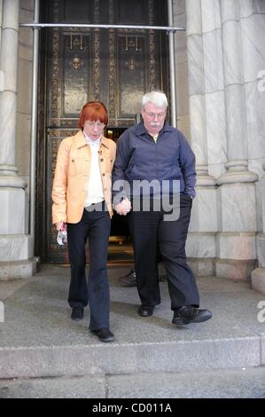 27. April 2010 besuchen - Manhattan, New York, USA - DON und FRIEDA FONS, Großeltern von Nathaniel Fons St. Patricks Kathedrale auf der Fifth Avenue nach einer Anhörung beim Familiengericht. Nathaniel Fons wurde am Dom am vergangenen Dienstag von Freunden seiner Mutter verlassen, die für Counterfei eingesperrt war Stockfoto