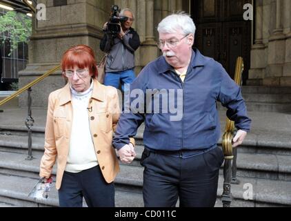 27. April 2010 besuchen - Manhattan, New York, USA - DON und FRIEDA FONS, Großeltern von Nathaniel Fons St. Patricks Kathedrale auf der Fifth Avenue nach einer Anhörung beim Familiengericht. Nathaniel Fons wurde am Dom am vergangenen Dienstag von Freunden seiner Mutter verlassen, die für Counterfei eingesperrt war Stockfoto