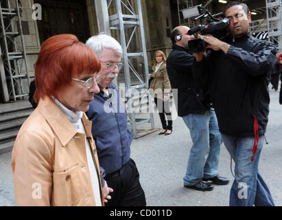 27. April 2010 besuchen - Manhattan, New York, USA - DON und FRIEDA FONS, Großeltern von Nathaniel Fons St. Patricks Kathedrale auf der Fifth Avenue nach einer Anhörung beim Familiengericht. Nathaniel Fons wurde am Dom am vergangenen Dienstag von Freunden seiner Mutter verlassen, die für Counterfei eingesperrt war Stockfoto