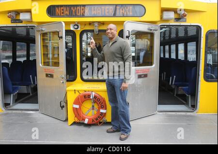 27. April 2010 - Manhattan, New York, USA - BERNIE WILLIAMS. Ehemalige NY Yankee Bernie Williams und aktuellen NY Mets Recht Fielder Jeff Francoeur christen zwei Baseball-Wassertaxis, die Bereitstellung von kostenlosen Transports zum NY Yankees und New York Mets Heimspiele mit freundlicher Genehmigung von Delta Airlines vom Pier 11, Wall Street bei t Stockfoto