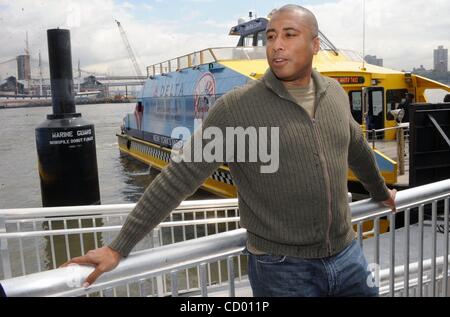 27. April 2010 - Manhattan, New York, USA - BERNIE WILLIAMS. Ehemalige NY Yankee Bernie Williams und aktuellen NY Mets Recht Fielder Jeff Francoeur christen zwei Baseball-Wassertaxis, die Bereitstellung von kostenlosen Transports zum NY Yankees und New York Mets Heimspiele mit freundlicher Genehmigung von Delta Airlines vom Pier 11, Wall Street bei t Stockfoto