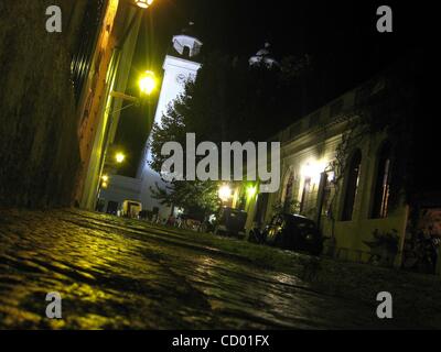 12. Mai 2010 - ist Colonia del Sacramento, Uruguay - Colonia del Sacramento (ehemals Portugiesisch Colónia Do Sacramento) eine Stadt im Südwesten Uruguay durch den Río De La Plata, mit Blick auf Buenos Aires, Argentinien. Es ist die älteste Stadt in Uruguay und Hauptstadt des Departamento Colonia. Das Barrio Stockfoto