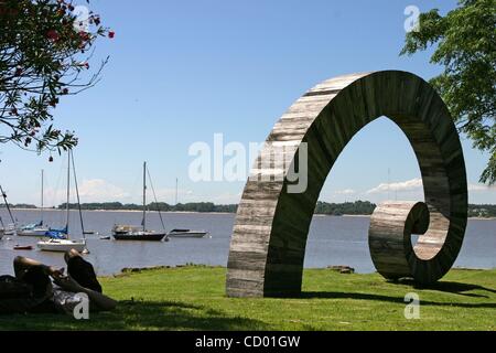 12. Mai 2010 - ist Colonia del Sacramento, Uruguay - Colonia del Sacramento (ehemals Portugiesisch Colónia Do Sacramento) eine Stadt im Südwesten Uruguay durch den Río De La Plata, mit Blick auf Buenos Aires, Argentinien. Es ist die älteste Stadt in Uruguay und Hauptstadt des Departamento Colonia. Das Barrio Stockfoto