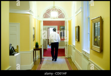 13. Mai 2010 - London, UK - The Prime Minister David Cameron geht zurück zu seinem Büro in Nummer 10 Downing street, Donnerstag, 13. Mai 2010. Foto: Andrew Parsons (Kredit-Bild: © Andrew Parsons/ZUMApress.com) Stockfoto