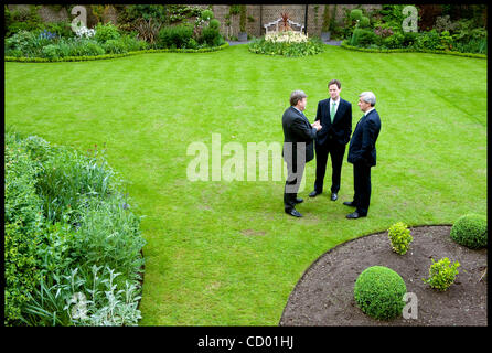 13. Mai 2010 spricht - London, UK - Lord Strathclyde der Führer des House Of Lords (L) mit dem stellvertretenden Premierminister Nick Clegg(C) und Chris Huhne, dem Secretary Of State for Energy and Climate Change in der Garten der Downing Street, 13. Mai 2010. Foto: Andrew Parsons (Kredit-Bild: © Andrew Par Stockfoto