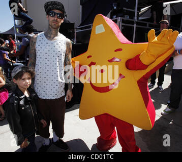 22. Mai 2010 posieren für ein Foto mit Carls Jr. Happy Star bei den Rob Dyrdek Stiftung SK8 4 Life nutzen dargestellt von Panasonic & Carls Jr. in der Fantasy-Fabrik in Los Angeles - Los Angeles, Kalifornien, USA - TRAVIS BARKER und Sohn LANDON ASHER.  (Kredit-Bild: © KC Alfred/ZUMApress.com) Stockfoto