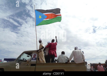 2. März 2010 - Aweil, Sudan - die Flagge des Südsudan, die auch kommen, um den Sudan Peoples Liberation Movement politische Partei zu vertreten, ist auf einem LKW auf einer politischen Kundgebung in Aweil, die Hauptstadt des sudanesischen Northern Bahr al Ghazal Staates geflogen. Sudan wird die ersten demokratischen Wahlen halten ich Stockfoto