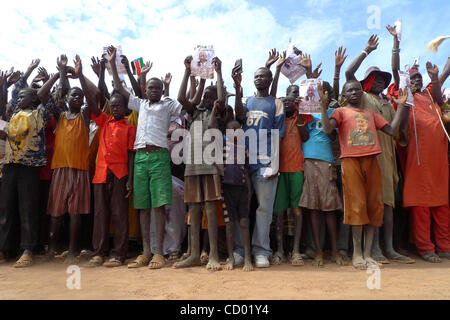 2. März 2010 - Aweil, Sudan - sudanische Männer, Frauen und Kinder heben Sie ihre Hände und politische Zeichen um ihre Unterstützung bei einer Sudan People Liberation Movement politische Kundgebung in Aweil, die Hauptstadt des sudanesischen Northern Bahr al Ghazal Staates zu zeigen. Sudan halten die ersten demokratischen Wahlen in 24 Jahr. Stockfoto