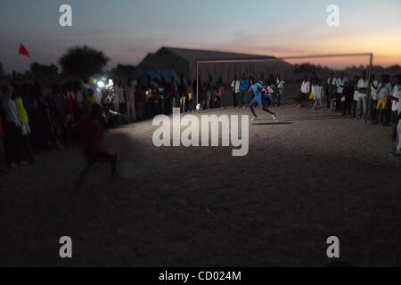 13. März 2010 - Turalei, Sudan - sudanische Männer spielen Fußball auf einem ehemaligen Flugplatz. Sudan halten die ersten demokratischen Wahlen in 24 Jahren ab 11. April im Rahmen eines Friedensabkommens von 2005 nach Jahrzehnten des Bürgerkriegs zwischen der arabischen Norden und dem afrikanischen Süden unterzeichnet. (Kredit-Bild: © Zack Baddorf / Stockfoto