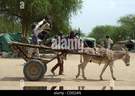 13. März 2010 - Turalei, Sudan - sudanesische Kinder durchstreifen Turalei auf einem Wagen, Esel gezogen. Sudan halten die ersten demokratischen Wahlen in 24 Jahren ab 11. April im Rahmen eines Friedensabkommens von 2005 nach Jahrzehnten des Bürgerkriegs zwischen der arabischen Norden und dem afrikanischen Süden unterzeichnet.  (Kredit-Bild: © Stockfoto