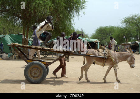 13. März 2010 - Turalei, Sudan - sudanesische Kinder durchstreifen Turalei auf einem Wagen, Esel gezogen. Sudan halten die ersten demokratischen Wahlen in 24 Jahren ab 11. April im Rahmen eines Friedensabkommens von 2005 nach Jahrzehnten des Bürgerkriegs zwischen der arabischen Norden und dem afrikanischen Süden unterzeichnet. (Kredit-Bild: © Stockfoto